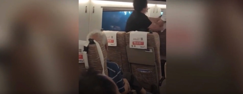 Šokujúca bitka o sedadlo vo vlaku: Mladá žena vs. starší pár