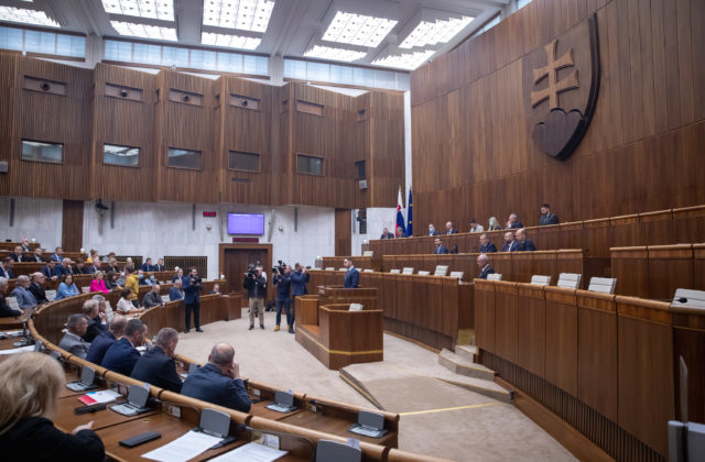 Do parlamentu zasadnú štyria poslanci mladší ako 30 rokov, najviac ich má strana Smer-SD