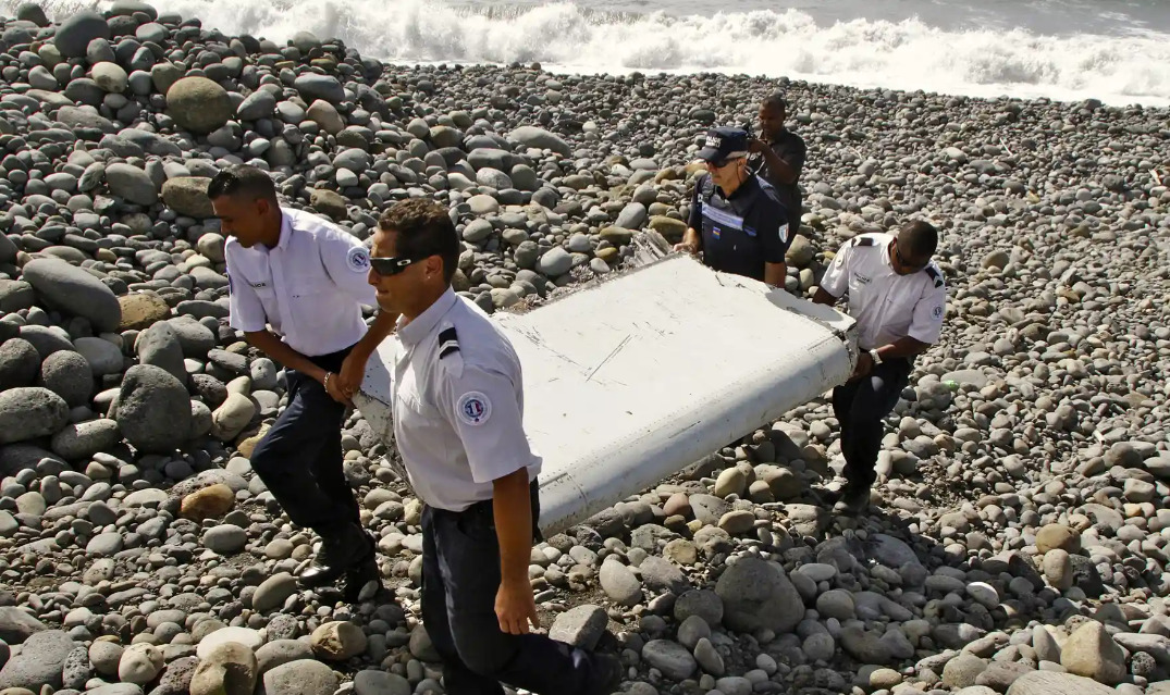 Čo sa skutočne stalo z nezvestným Boeingom 777-200 ER z Malajzie? Úradníci vedia o dôvodoch viac, ako sa odvážia povedať. Mrazivé video