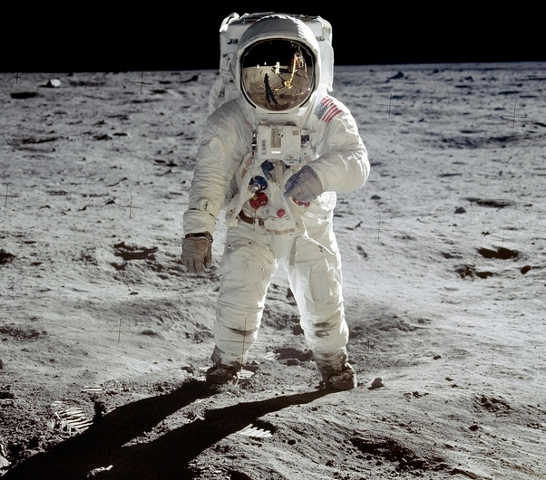 Ak bol Neil Armstrong prvým človekom na Mesiaci, kto ho odfotil?