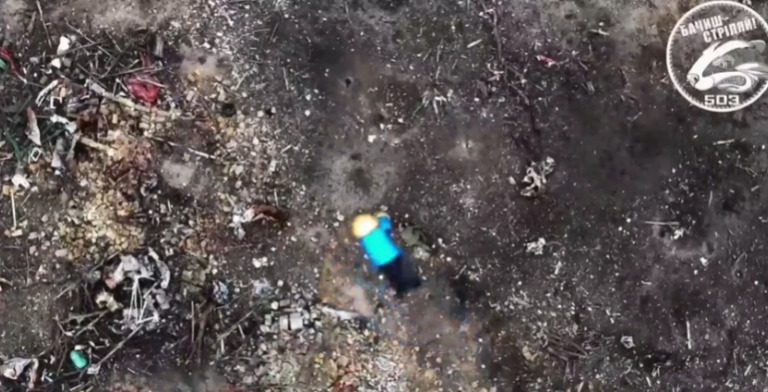 Šokujúce video z vojny na Ukrajine: Vojak zasiahnutý granátom zhodeným z dronu 18+