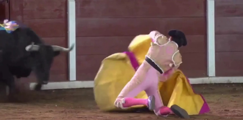 Zranený toreador. Jeden z rohov býka ho zasiahol do krku a spôsobil mu vážne zranenia (VIDEO)