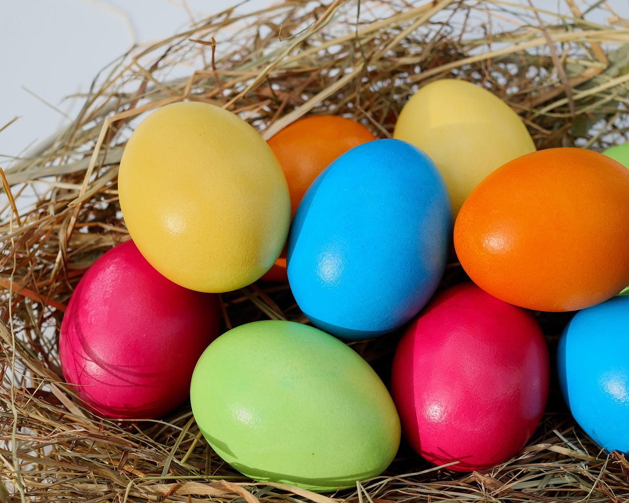 Rusko zakazuje Veľkú noc, pretože farebné vajíčka údajne podporujú LGBT komunitu