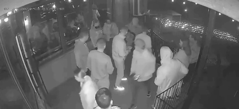 Opití vojaci napadli návštevníkov baru na Ukrajine v meste Černomorsk (VIDEO) 21+