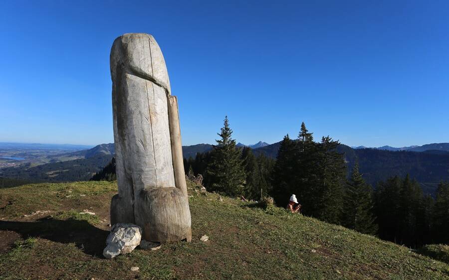 Nikto nevie, odkiaľ sa vzala táto socha obrovského penisu – ani kto ju vyrobil