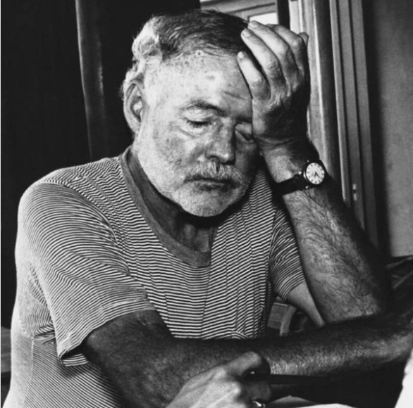 2. júla 1961 vstal Ernest Hemingway okolo siedmej hodiny ráno z postele, odomkol skrinku so zbraňami vo svojom dome v Ketchume v štáte Idaho kľúčom, ktorý sa pred ním snažila ukryť jeho manželka, vzal dvojhlavňovú brokovnicu, ktorú používal na lov holubov, a strelil sa do čela